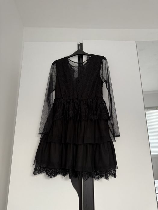 Черна дантелена рокля