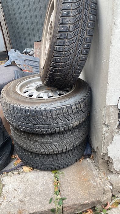 Резина зимния шипы. В отличном состояние
