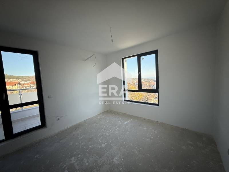 Четиристаен апартамент за продажба, с морска панорама и 5 паркоместа,