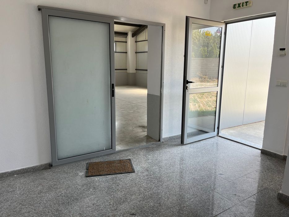 Самостоятелна сграда, склад и офиси, осигурени 10+ паркоместа