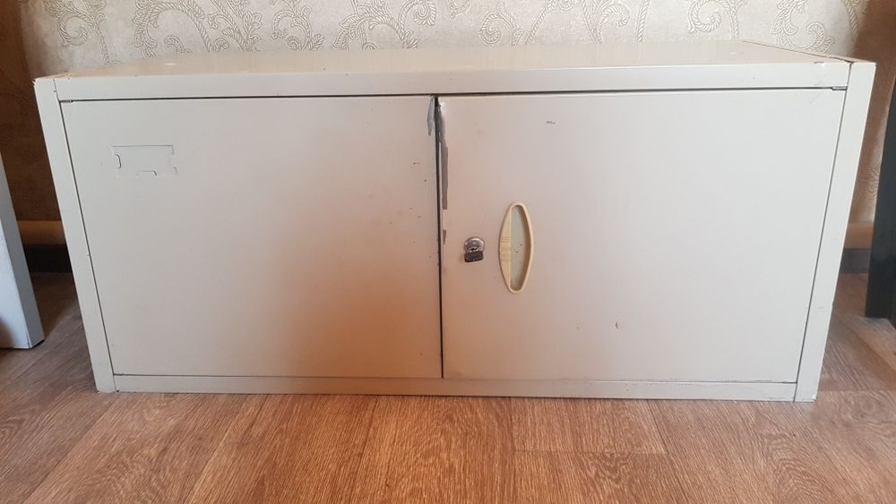 Продам железный шкаф или цейф с замком