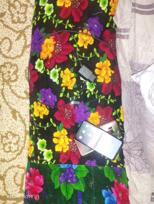 Samsung s 9 + не битый нету трешин в стекле и т.д  Память 6/256 Gb