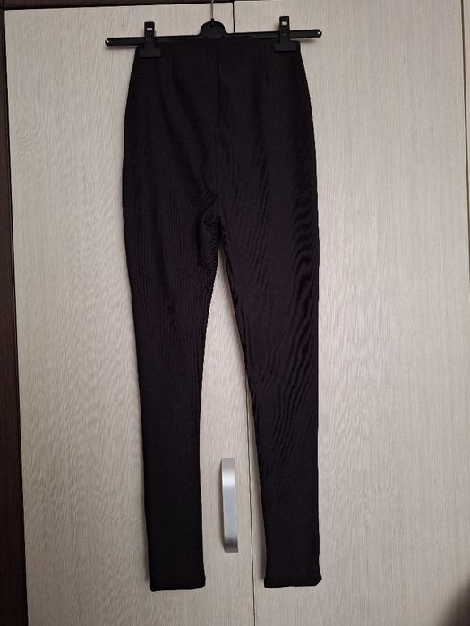 Pantaloni tip colanți