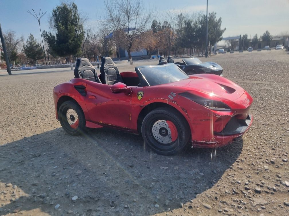 Bolalar moshinasi ferrari f8.