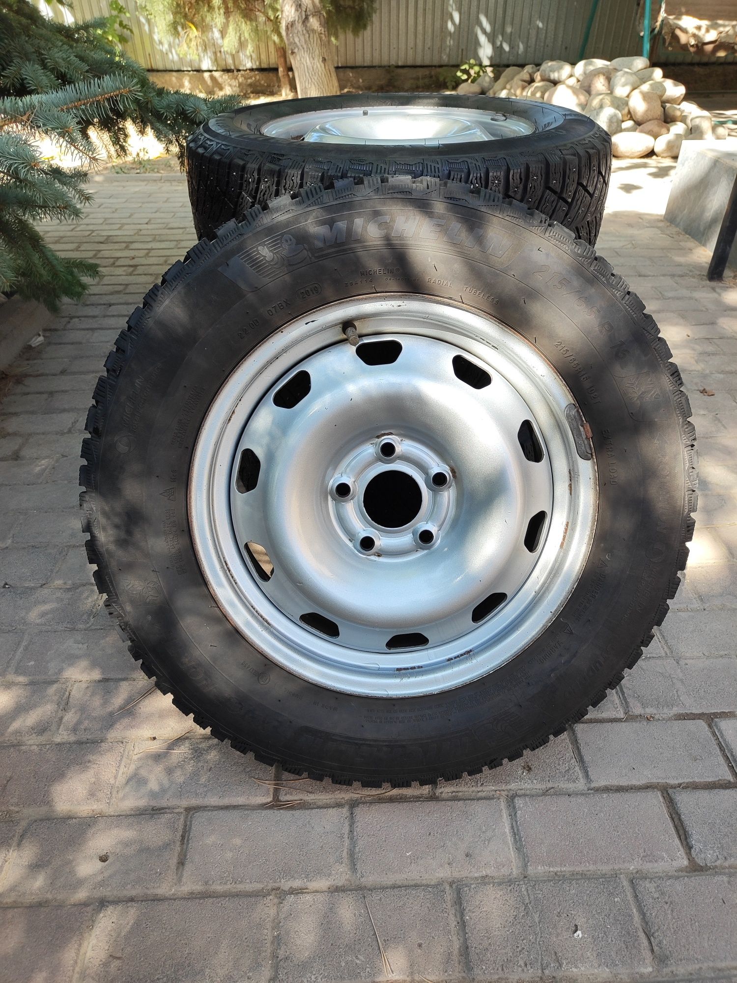 Комплект зимней шипованой резины Michelin X- Ice North 4 215/65 R16