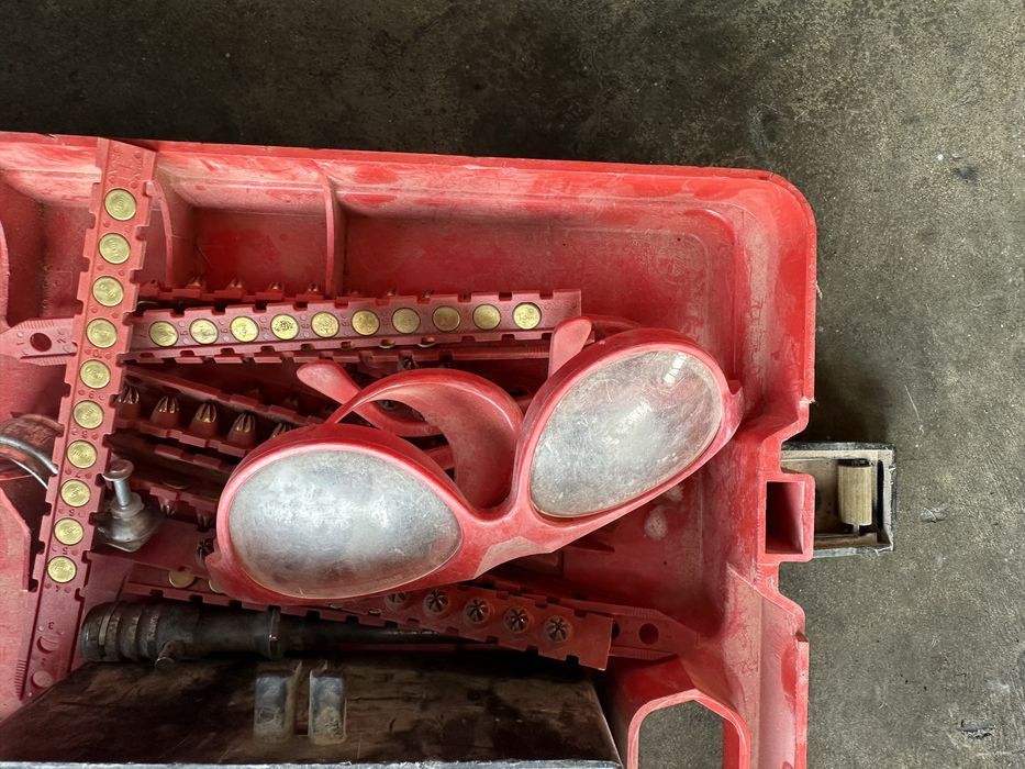 Pistol de puşcat bolțuri , capse ,