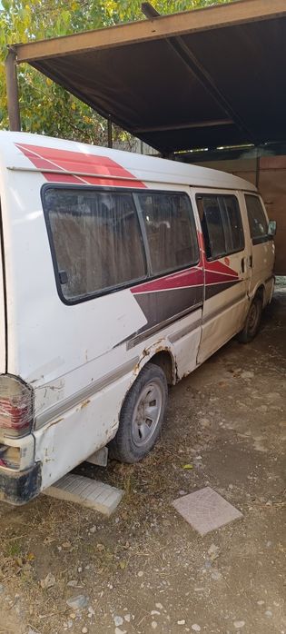 Продам машину Мазда Е 2000