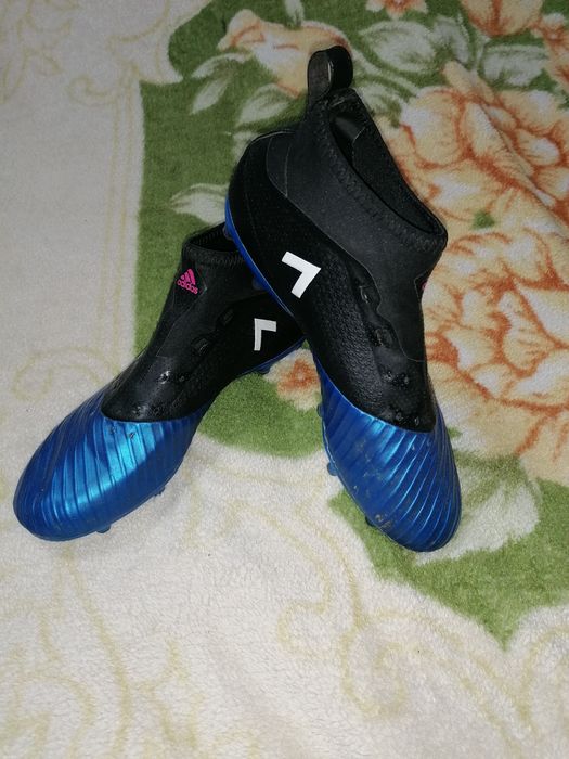 Vând adidași cu crampoane Adidas