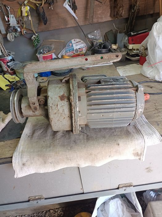 Продам электродвигатель от швейной машинки Зингер.