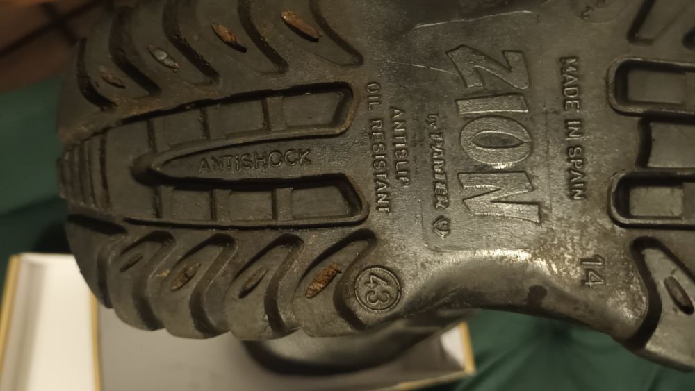 Vand pantofi de lucru