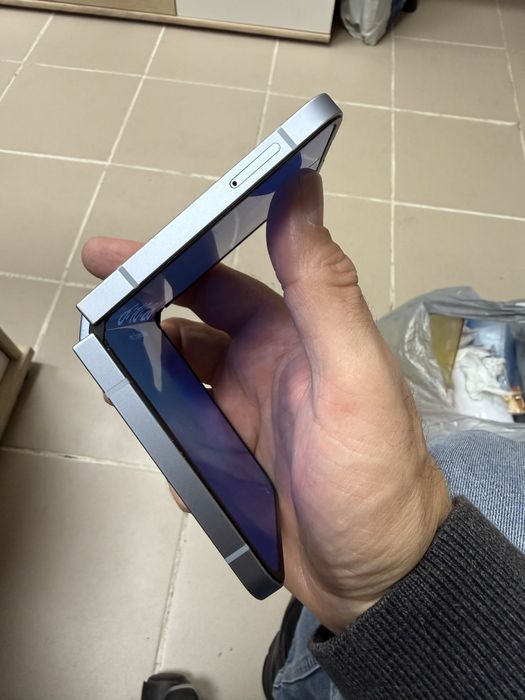 Samsung Galaxy Z Flip 6 12/256gb- отличен