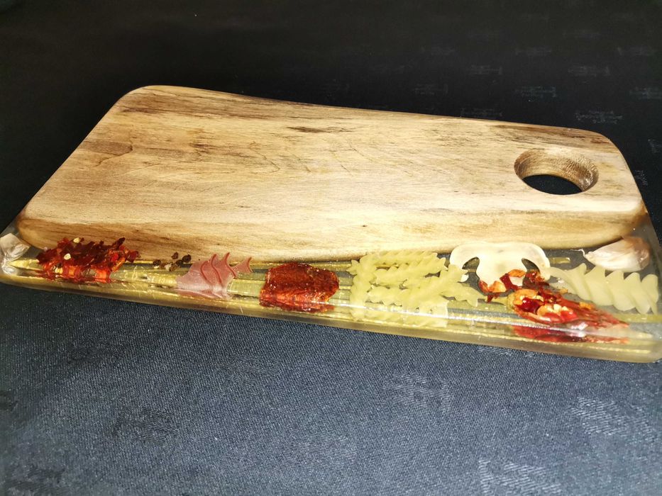 Дъска за сервиране и рязане, епоксидна смола и дърво