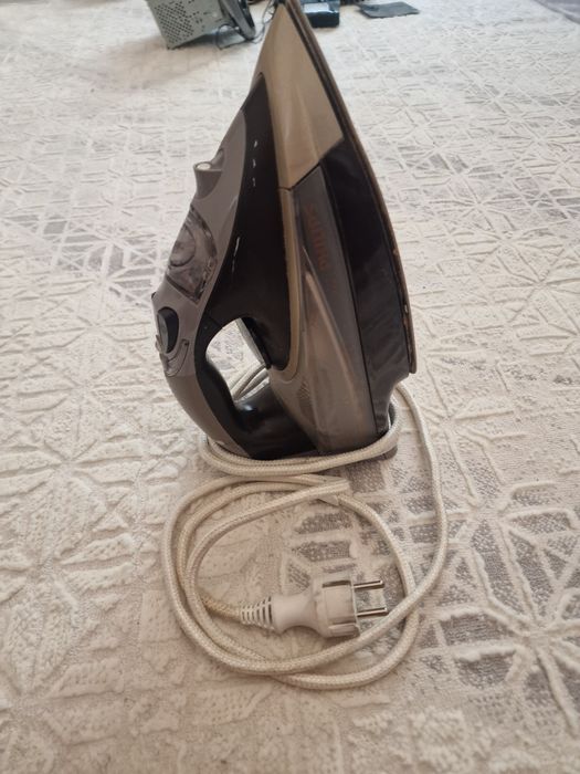 серый утюг Philips