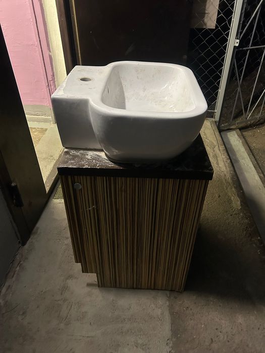 Тумбочка с раковиной в ванную на дачу умывальник