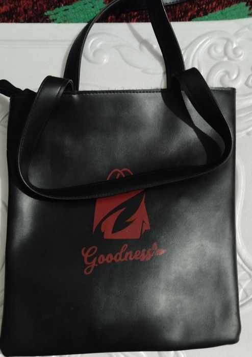 Sotiladi! Qora rangli yengil ayyolar sumkasi