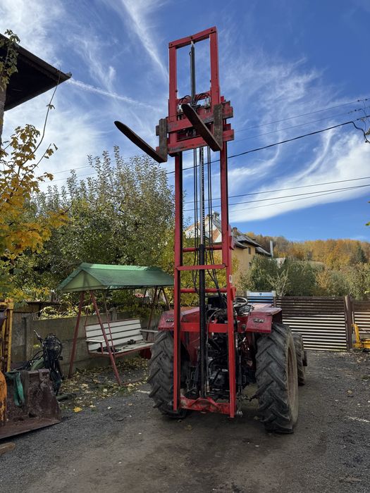 Stivuitor in tirantii tractorului cu bazin si pompa ulei