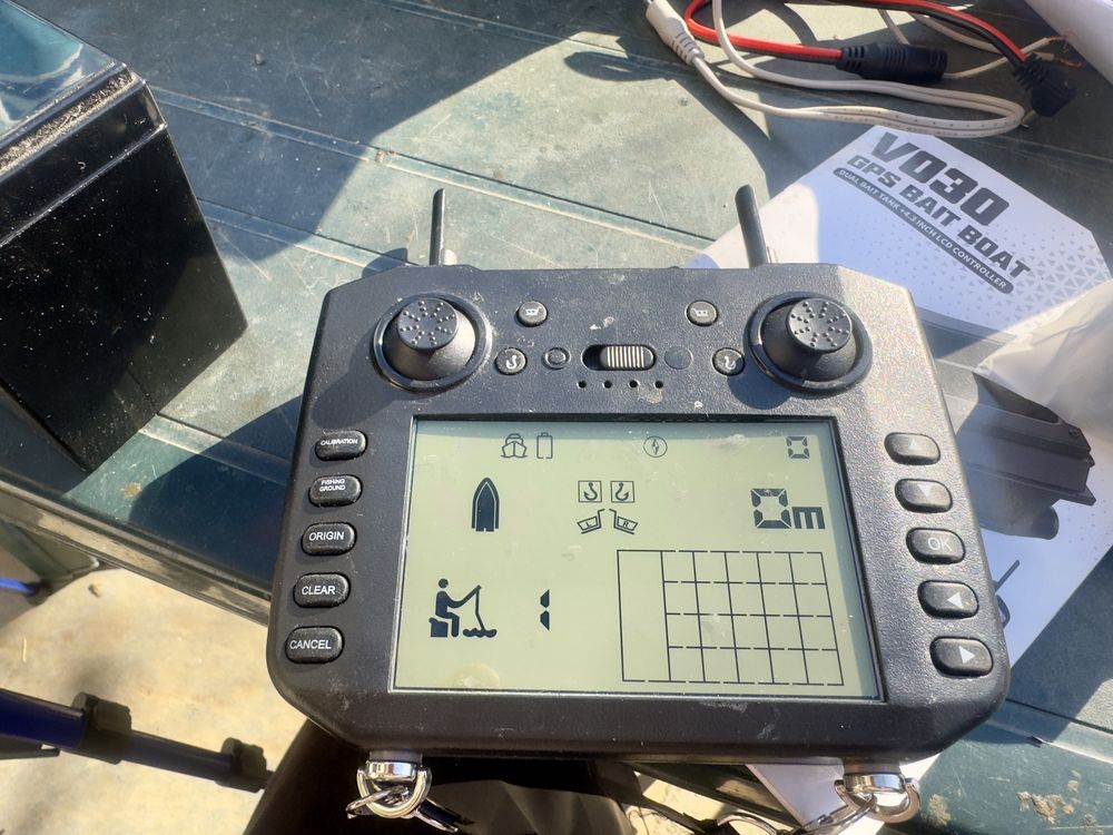 Лодка за захранка с GPS и сонар