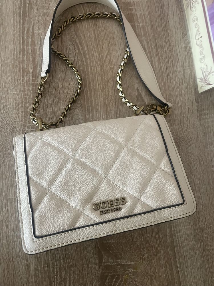 Чанта на Guess бежова