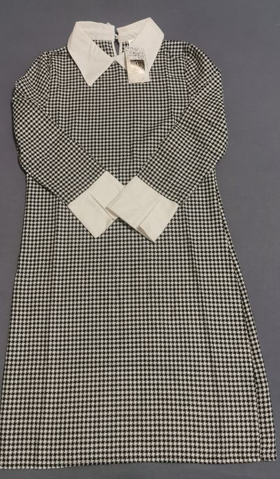 Стилна рокля с бяла яка М