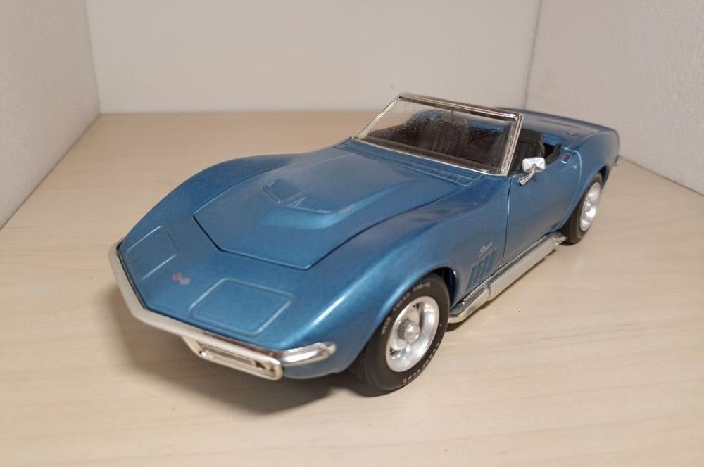 Corvette 69 macheta auto la scara 1 18 Revell 
Scara 1:18
Revell 

Cor