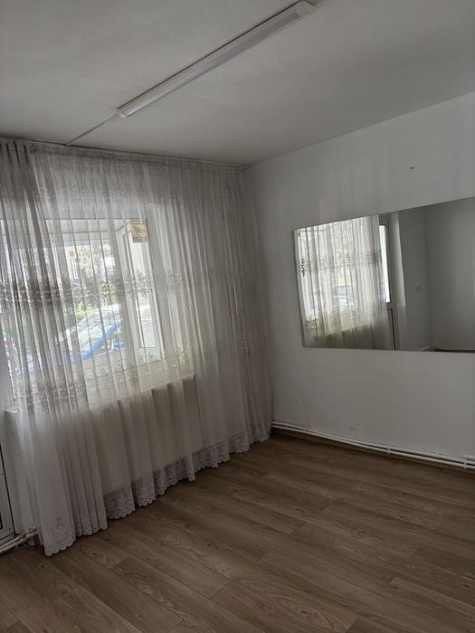 Inchiriez camera de cosmetica/makeup