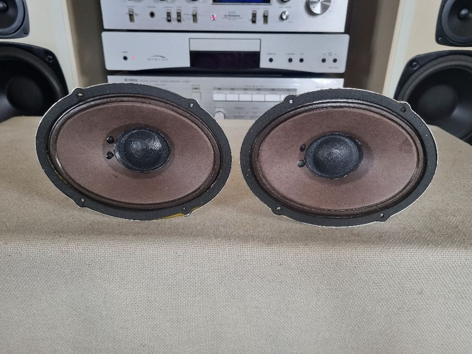 Set Difuzoare Medii Grundig. 4 ohms, 6 watts, 17,5x12,7 cm. Impecabile