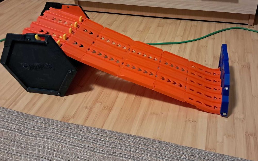 Set pista de curse Hot Wheels HGK41 5 benzi cu depozitare