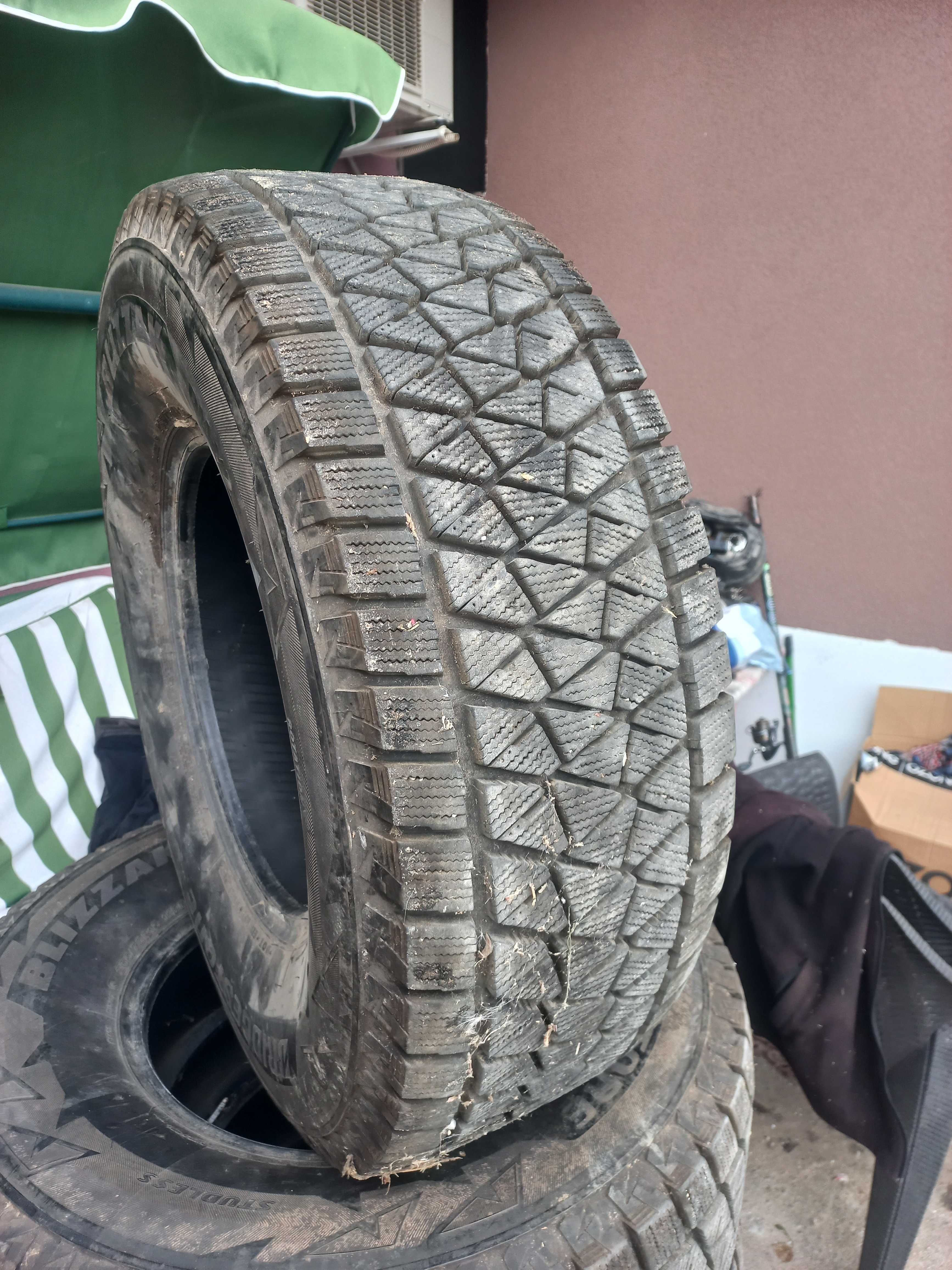Зимни гуми blizzak 265 70 15