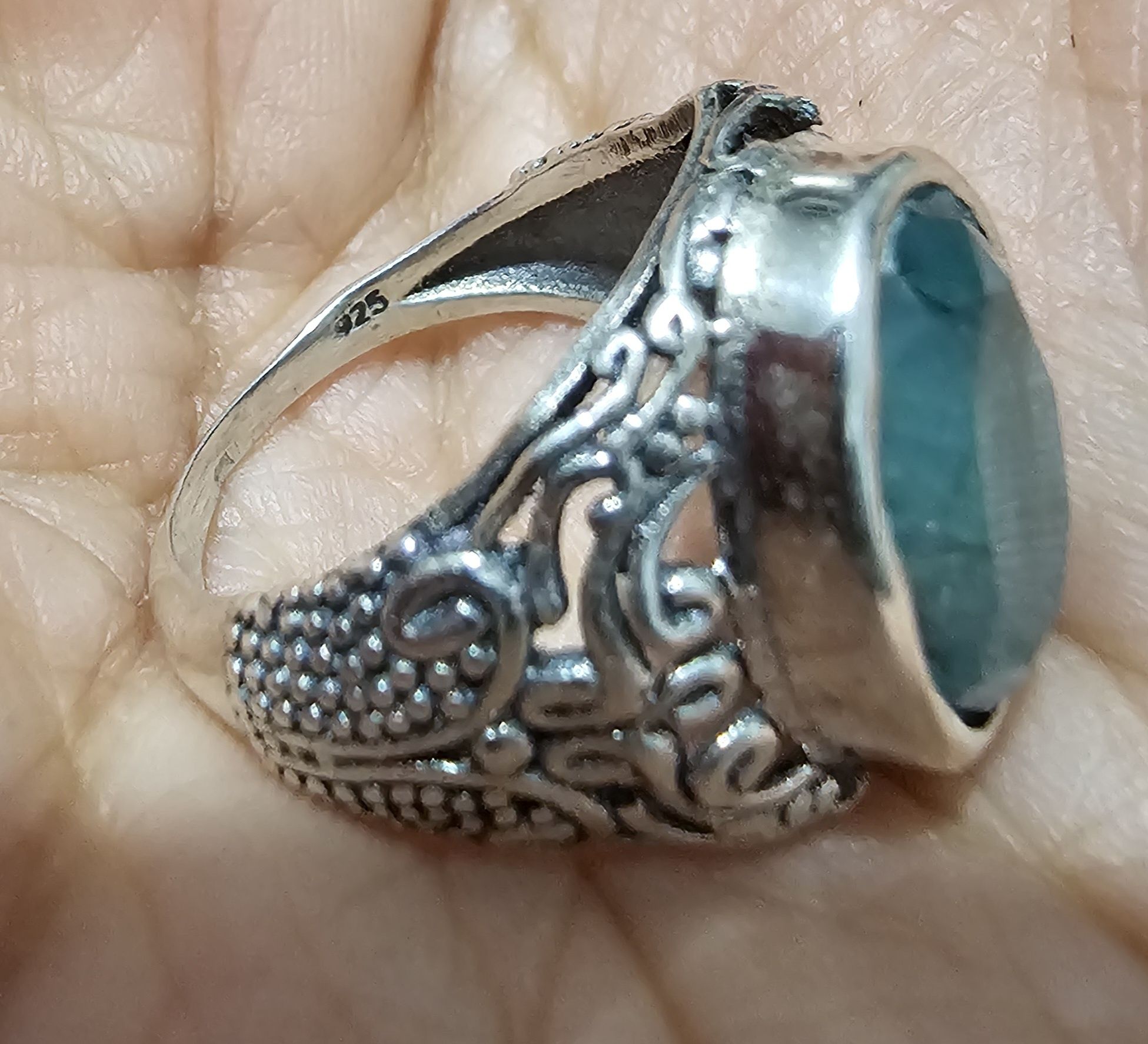 Inel argint 925 cu piarta naturala radacina de smarald 

marimea 18 mm