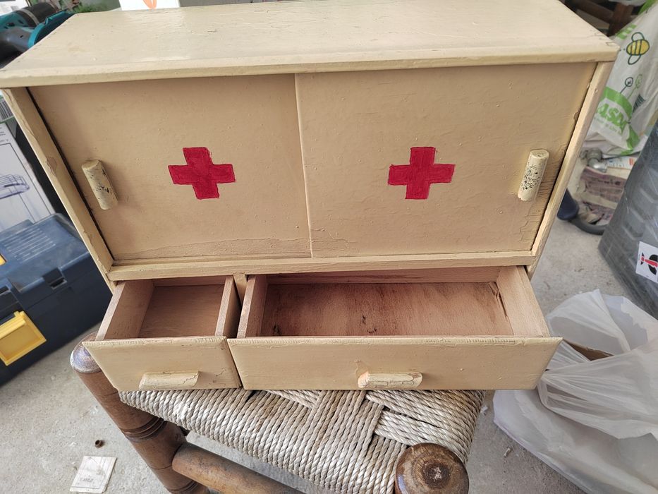 Ретро  шкафче аптечка