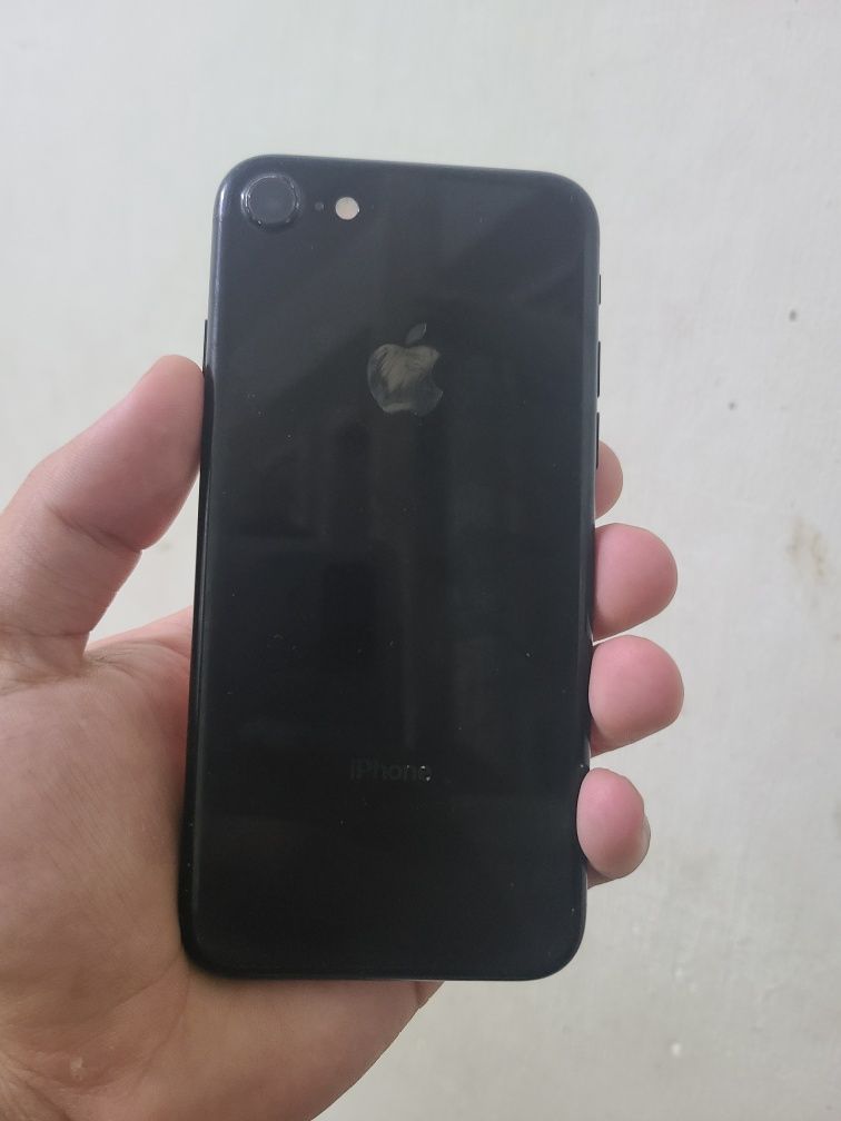 Iphone 7 xotira 128 rangi qora yomks 83 %