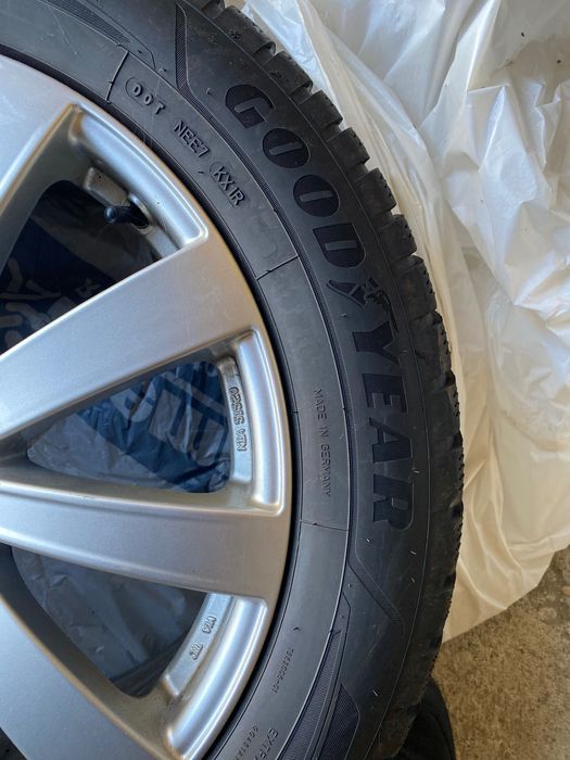 Vand 4 anvelope m+s 235/55/19 Dot 37/22 folosite o iarna cu jante