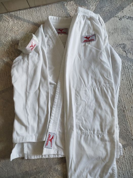 ПРОДАМ КИМОНО MIZUNO. Оригинальное не б/у  размер написан на фото.
