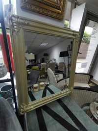 Огледало със златна рамка