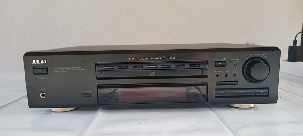 Akai CD-M1200 7-Disc Compact Player