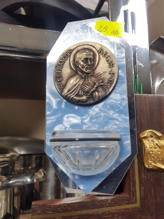 Най-различни модели кръстове купени са от Франция