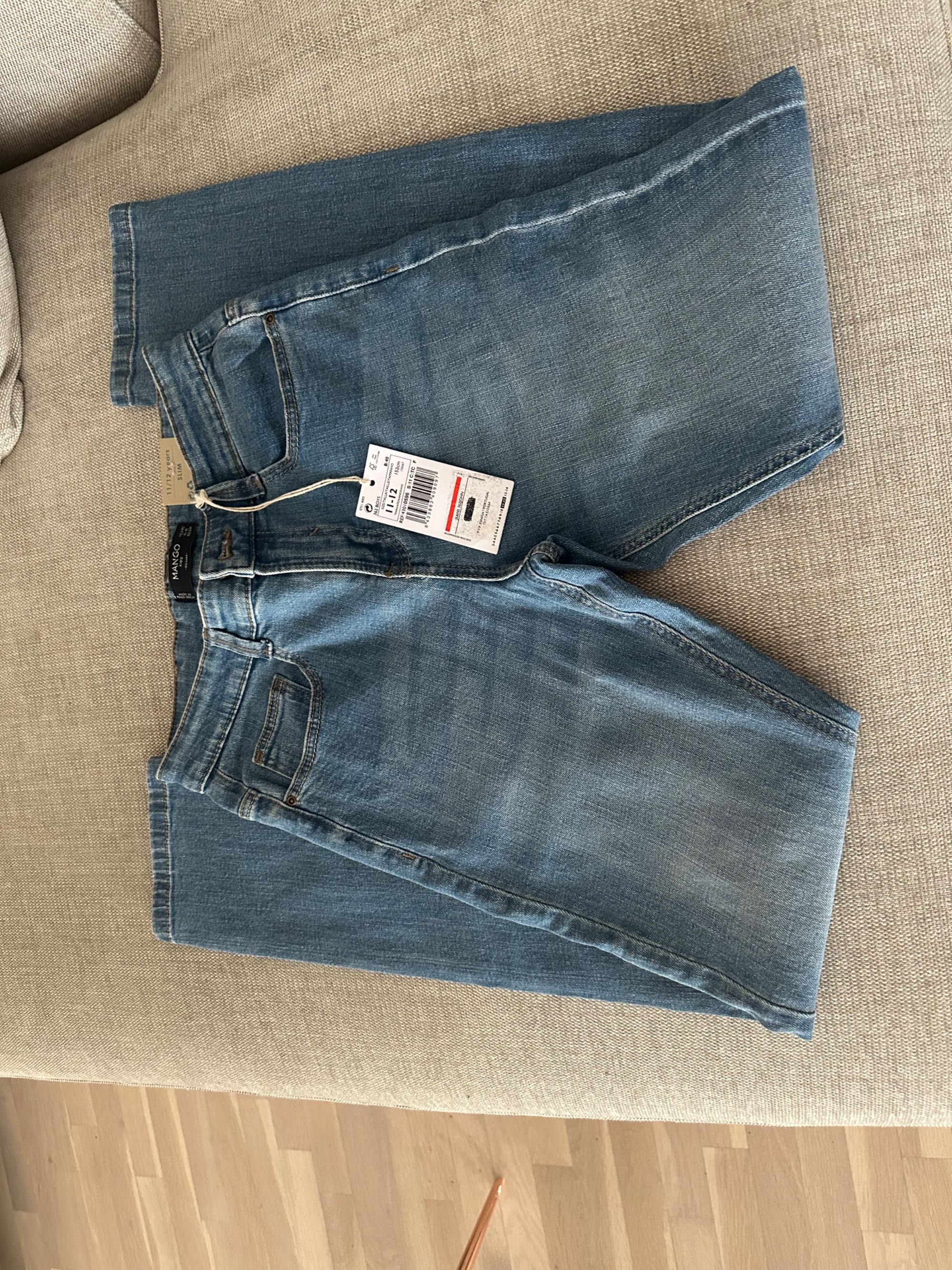 Нови детски дънки с етикет на Mango