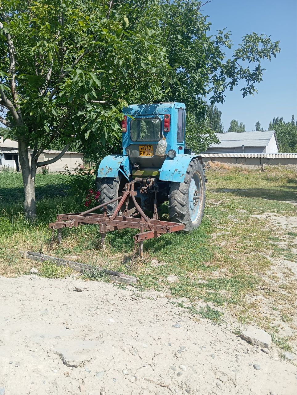 T 28 traktor sotiladi