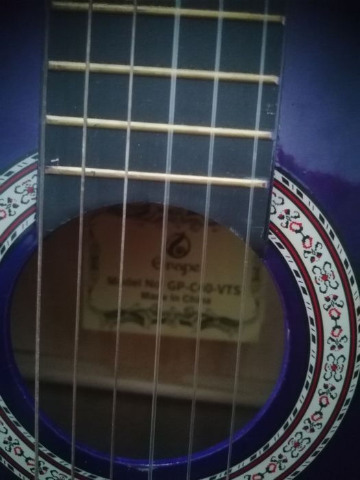 Vind chitara perfect funcțională