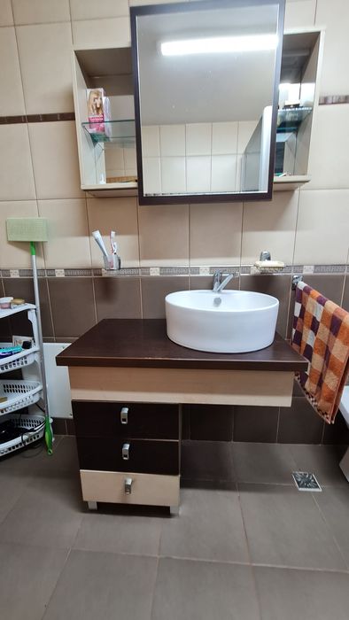 Mobilier baie cu etajera culisanta si lavoar