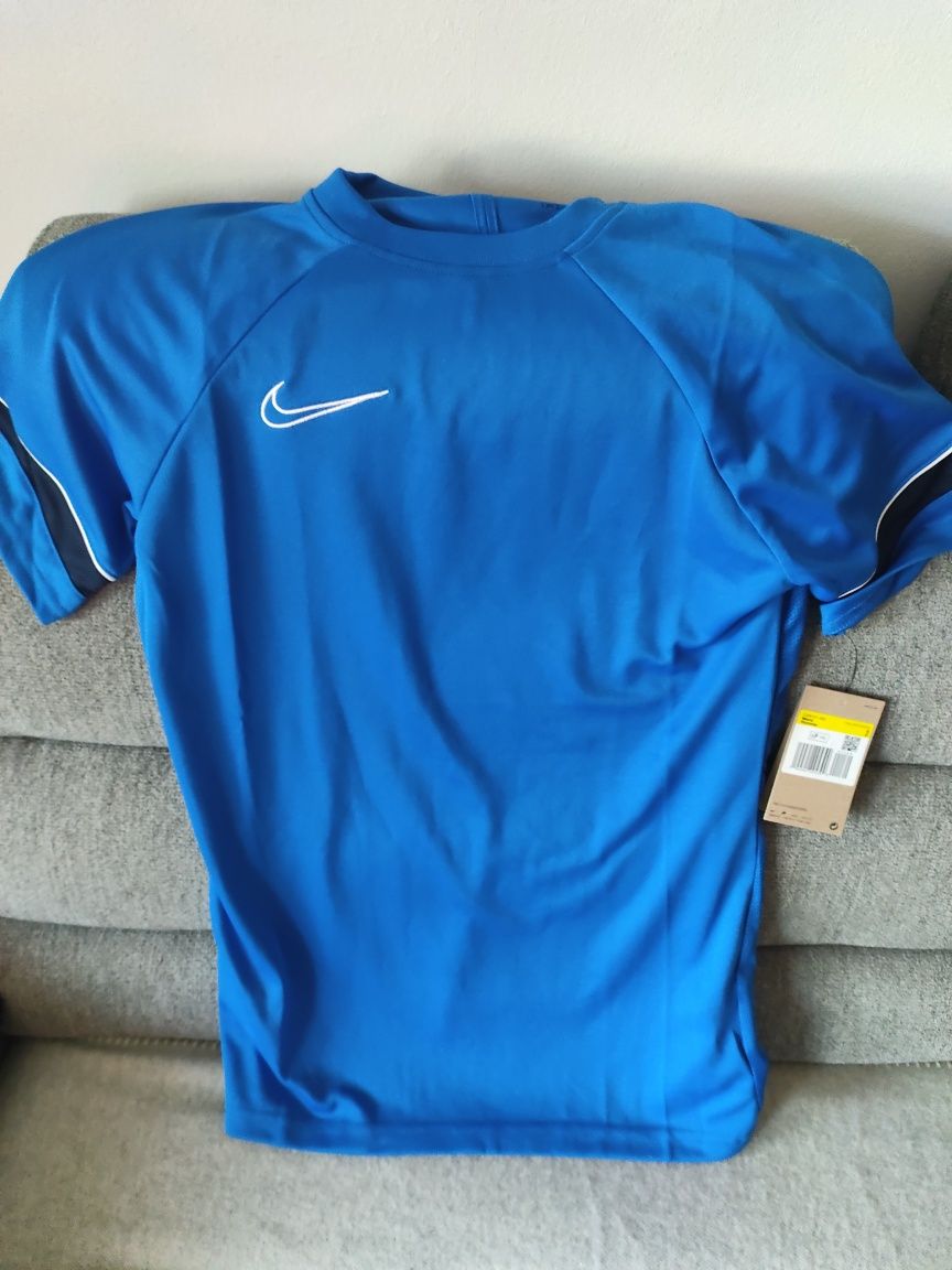 Vând tricou Sport nike Nou cu etichetă marimea S