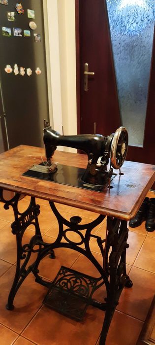 masina de cusut veche, functionala, in stare foarte buna