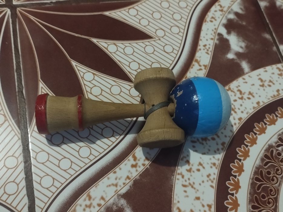 Vând kendama faină