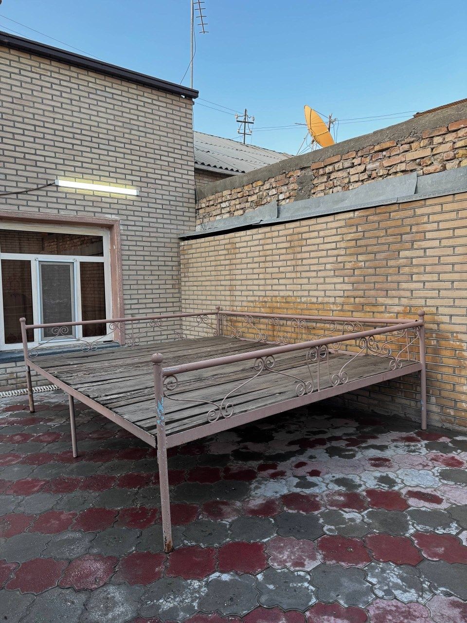 Срочно продаётся тапчан.