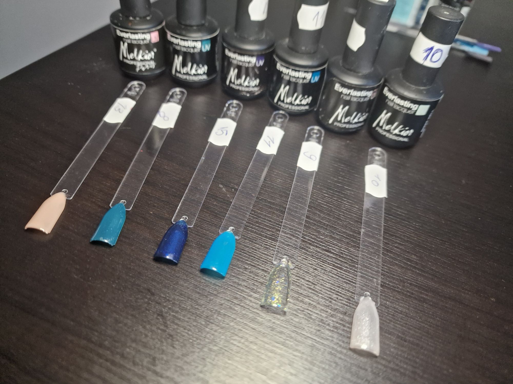 Vând produse unghii