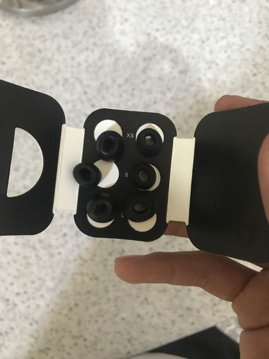 AirPods pro xolati yaxshi zaryadka 2 kun yetadi karobka dokument bor