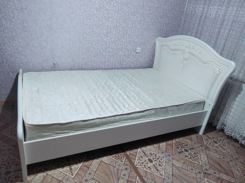 Белая кровать с матрасом б/у