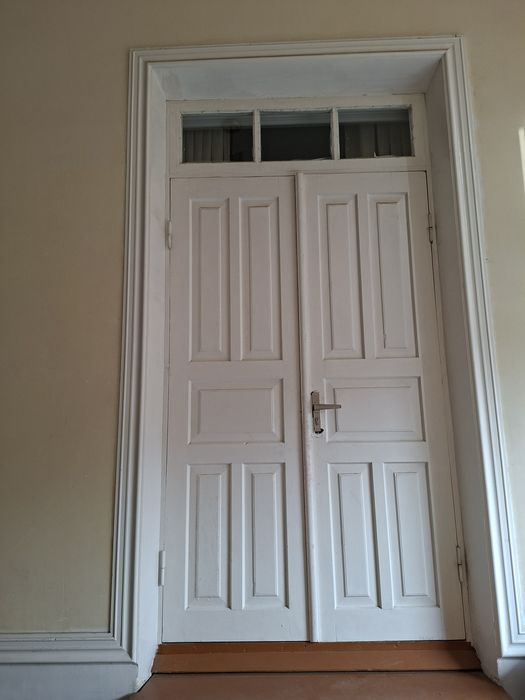 Продаются деревянные окны и дверы. Yog'och eshik va derazalar sotiladi