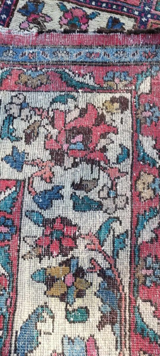 Стар античен килим