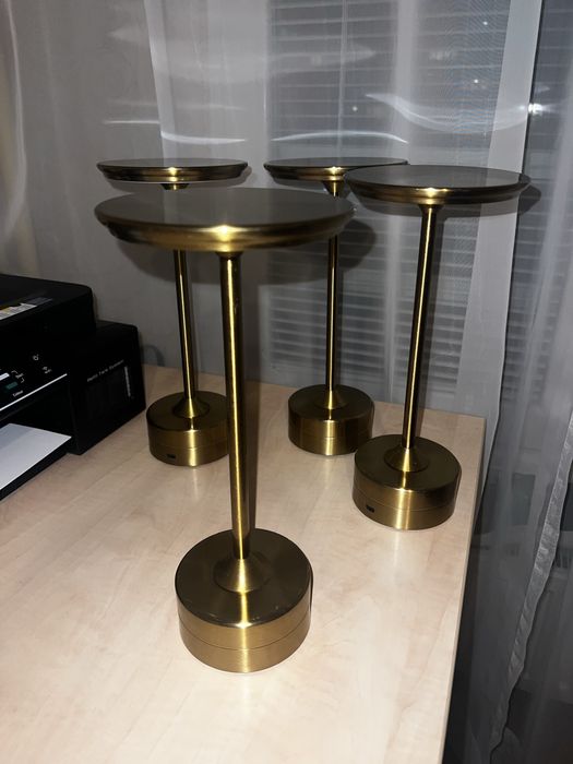 Стилна безжична лампа в златист цвят